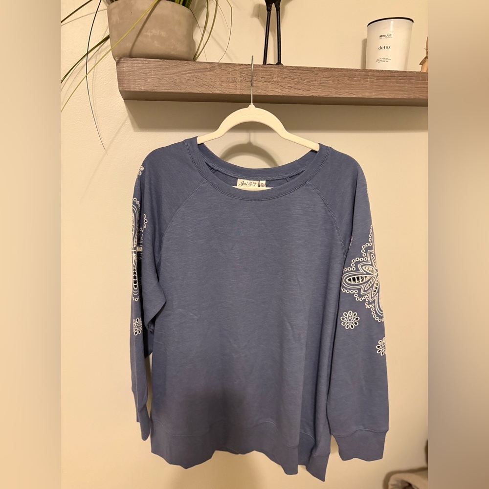 Plus-size Blue sweatshirt with open embroidery on sleeves Joie and I - Picture 2 of 4